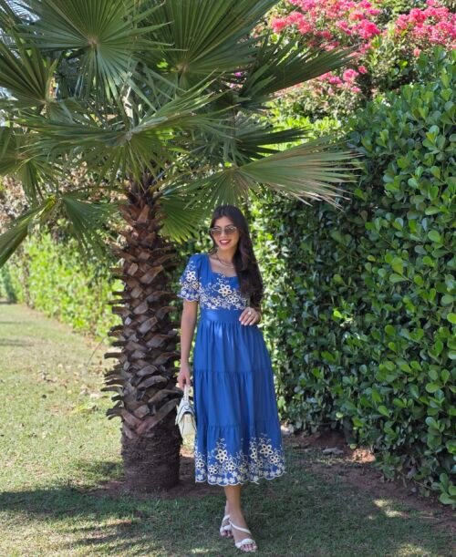 Vestido Midi Azul Royal com Bordado em lese . TAM: M